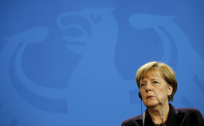 © Reuters. Merkel dice que Volkswagen debe actuar de forma transparente