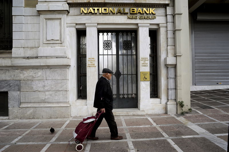 © Reuters.  El Parlamento griego aprueba un proyecto de ley de recapitalización bancaria