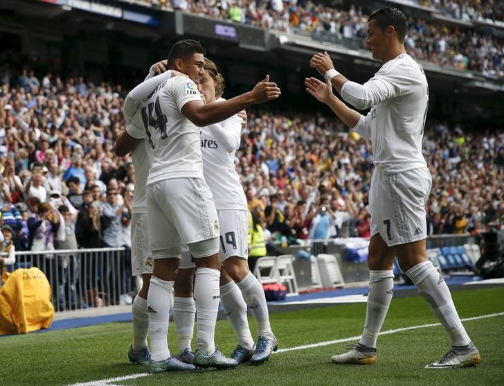 © Reuters. Ronaldo ayuda en la victoria 3-1 del Real Madrid ante Las Palmas
