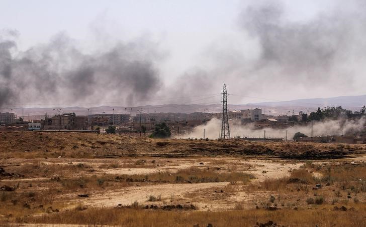 © Reuters. Smoke rises after what Kurdish People's Protection Units (YPG) fighters said was shelling by them on locations controlled by Islamic State fighters in Ghwayran neighborhood in Hasaka city, Syria