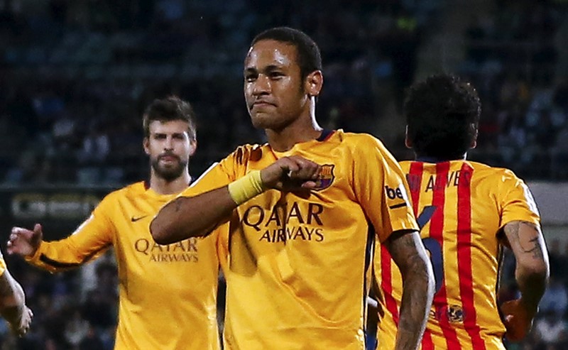 © Reuters. El delantero del Barcelona Neymar celebra tras anotar el 2-0 de su equipo ante el Getafe