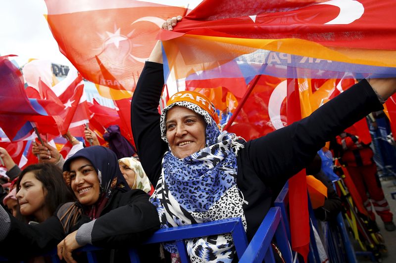 © Reuters. تركيا المنقسمة على نفسها تجري انتخابات مبكرة