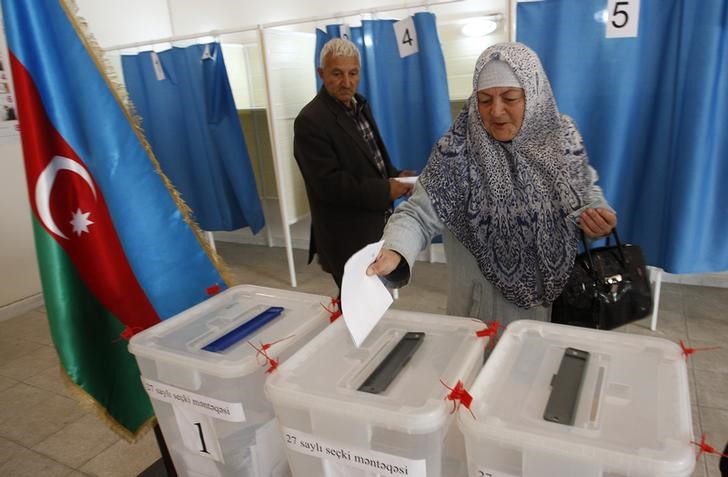 © Reuters. توجه الناخبين لمراكز الاقتراع في اذربيجان وسط مقاطعة المعارضة