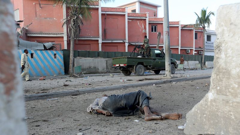 © Reuters. مقتل 11 على الأقل في هجوم لحركة الشباب على فندق بمقديشو