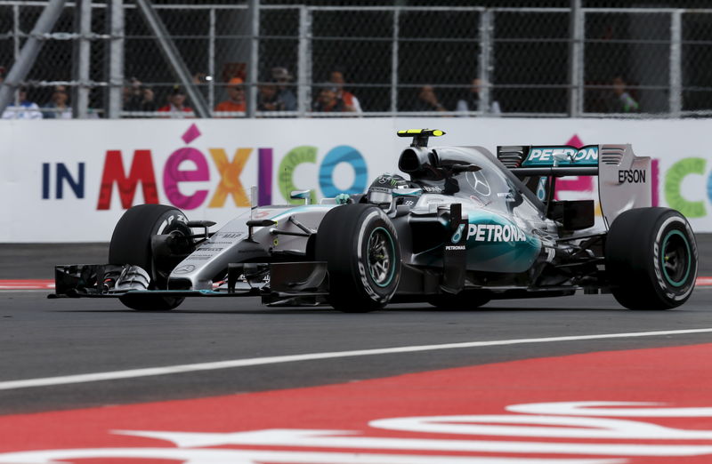 © Reuters. El alemán Rosberg logra la "pole" en el Gran Premio de México