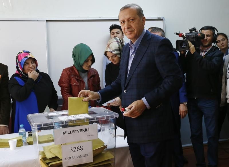 © Reuters. Una dividida Turquía vota influida por temores en seguridad y economía
