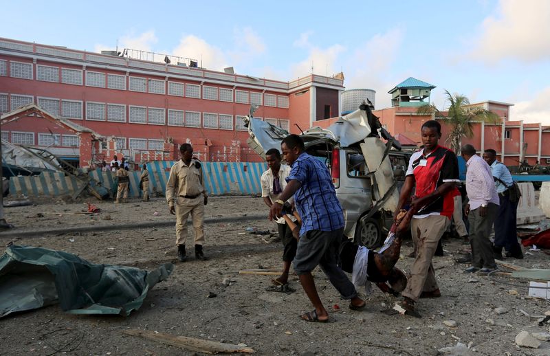 © Reuters. Al menos 13 muertos en un ataque de Al Shabab a un hotel somalí  