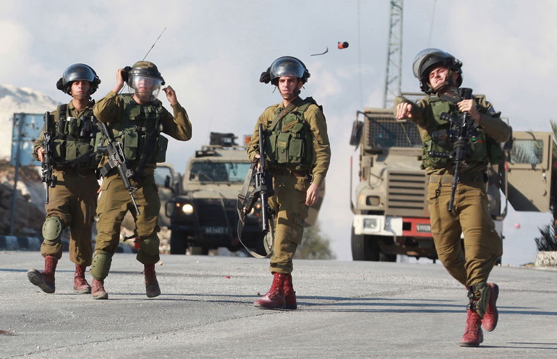 © Reuters. مصير قتلى فلسطينيين يؤجج توترات جديدة مع السلطات الإسرائيلية