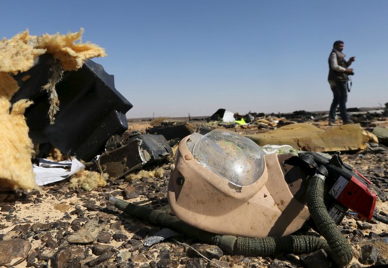 © Reuters. مسؤول: تناثر حطام الطائرة الروسية في منطقة واسعة يشير الى تحطمها على ارتفاع كبير