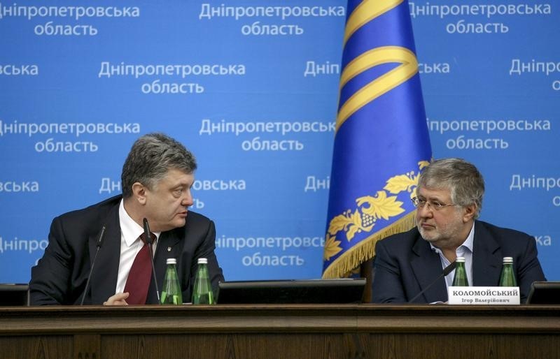 © Reuters. Ukrainian President Poroshenko talks to oligarch Kolomoisky during representing ceremony of new Dnipropetrovsk governor