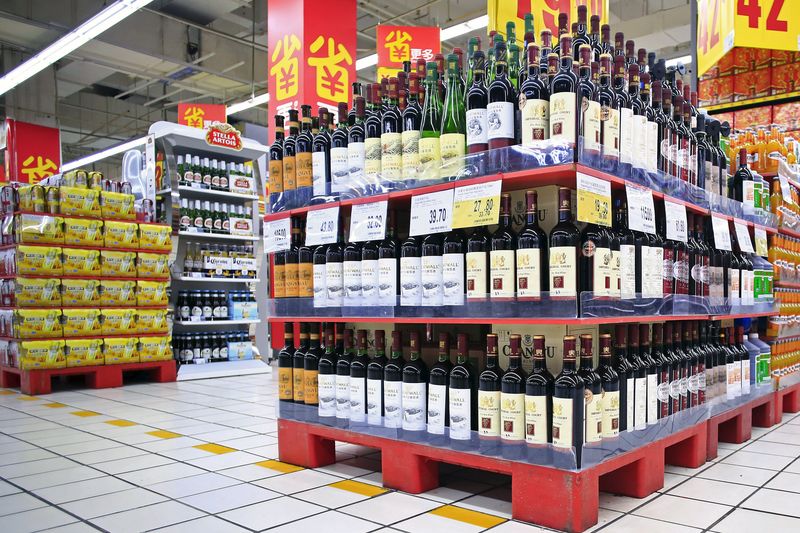 © Reuters. Shelves displaying wines on discount are pictured at a supermarket in Shanghai