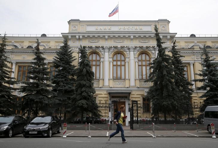 © Reuters. Человек проходит мимо здания Банка России в Москве