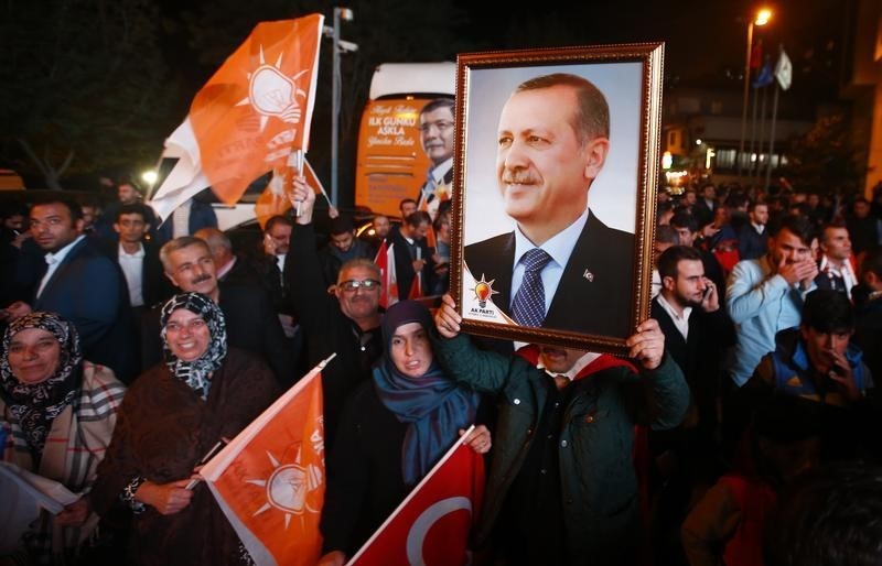 © Reuters. Partido AK de Erdogan recupera mayoría en Parlamento turco, no necesitará alianzas