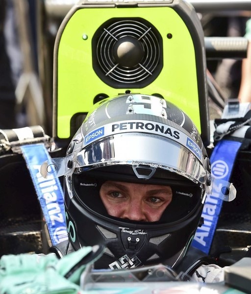 © Reuters. El alemán Rosberg gana Gran Premio de México, Alonso no termina la carrera
