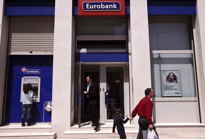 © Reuters. Grecia recapitalizará los bancos locales con la compra de bonos y acciones