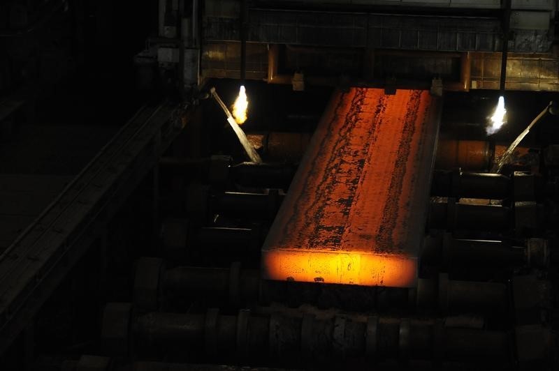 © Reuters. A finished steel slab comes off the roller table at SSI steel plant at Redcar