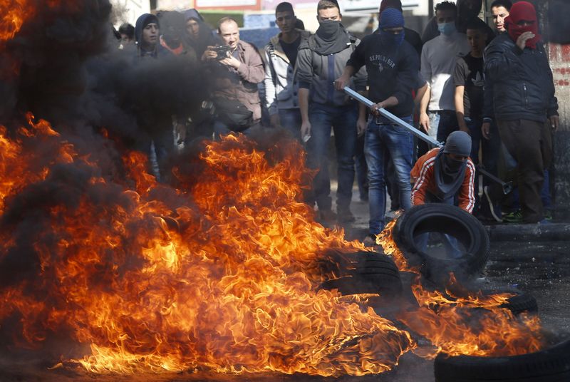© Reuters. الشرطة: القوات الإسرائيلية تقتل فلسطينيا بالرصاص