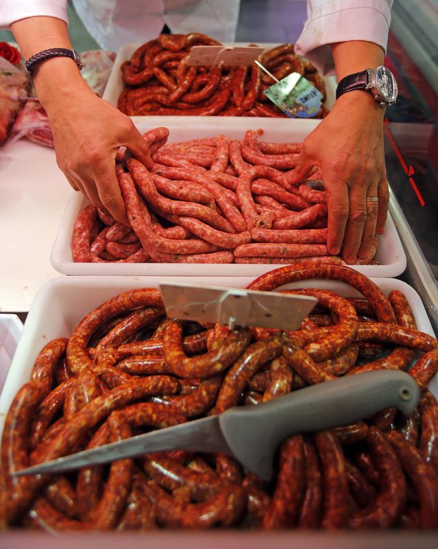 © Reuters. سجال على تويتر بين الأمريكيين ومنظمة الصحة بشأن خطر اللحوم المصنعة
