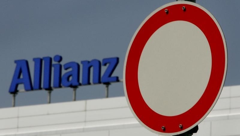 © Reuters. Дорожный знак на фоне логотипа Allianz AG на штаб-квартире компании в Мюнхене