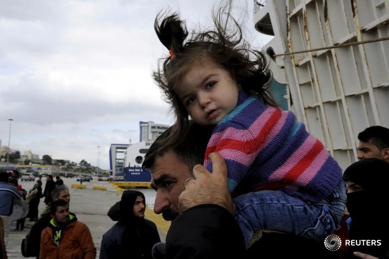 © Reuters. Un récord de 220.000 refugiados llegaron a Europa por mar en octubre