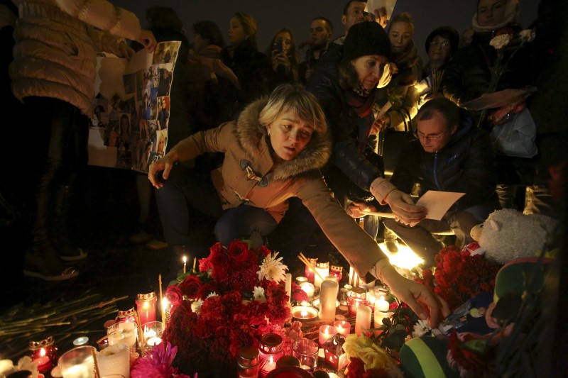 © Reuters. Candele e fiori a San Pietroburgo per commemorare le vittime del disastro aereo 