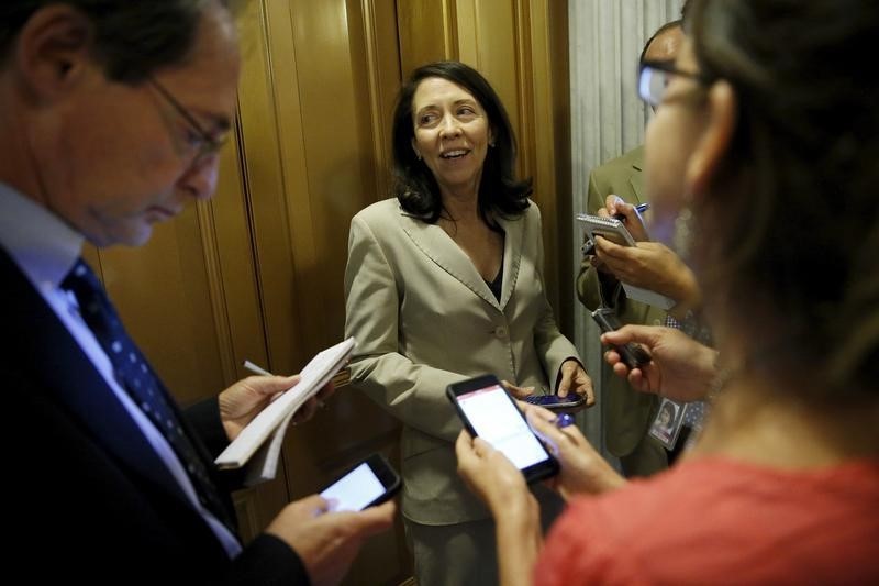 © Reuters. Cantwell speaks with reporters as she departs the Senate floor at the U.S. Capitol in Washington