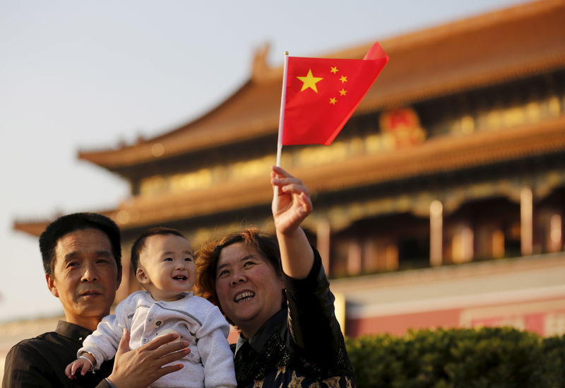 © Reuters. China dice que mantendrá la política del hijo único hasta la nueva ley 