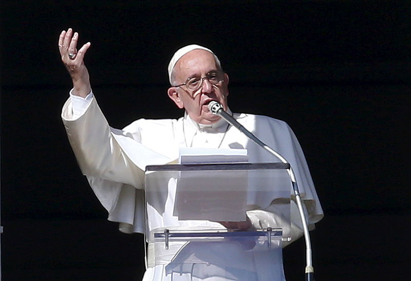 © Reuters. El Vaticano arresta a un sacerdote español acusado de filtrar información