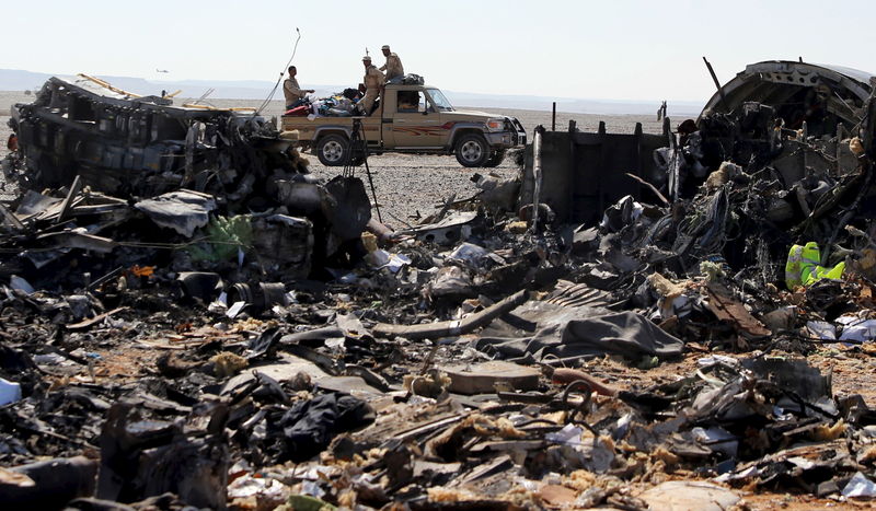 © Reuters. Обломки российского авиалайнера близ города Эль-Ариш в Египте