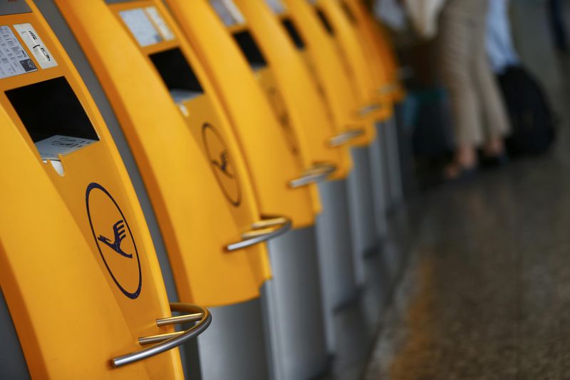 © Reuters. MENACE DE GRÈVE DU PERSONNEL NAVIGANT DE LUFTHANSA 