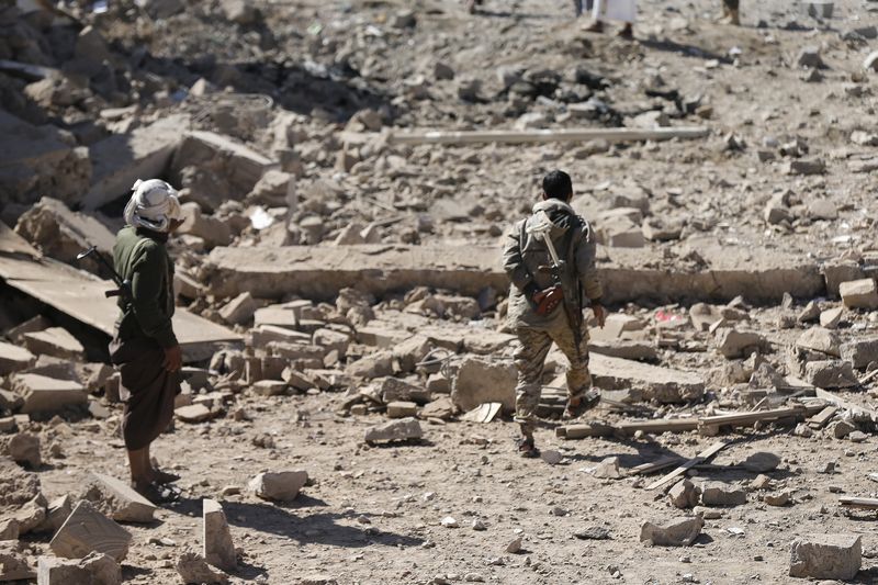 © Reuters. Houthi militants secure the site of Saudi-led air strikes in Yemen's capital Sanaa