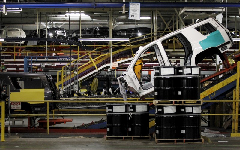 © Reuters. SUV moves through the assembly line at the General Motors Assembly Plant in Arlington, Texas