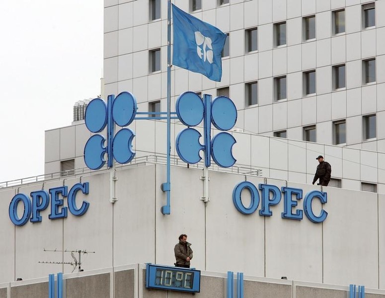 © Reuters. Police officers stand guard on the rooftop of Vienna's OPEC headquarters before the start of ...