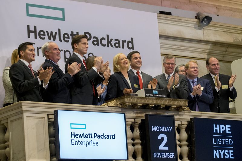 © Reuters. Meg Whitman, (C) Chief Executive Officer of Hewlett-Packard, and company executives ring the opening bell at the New York Stock Exchange to celebrate the start of trading of Hewlett Packard Enterprise Co.