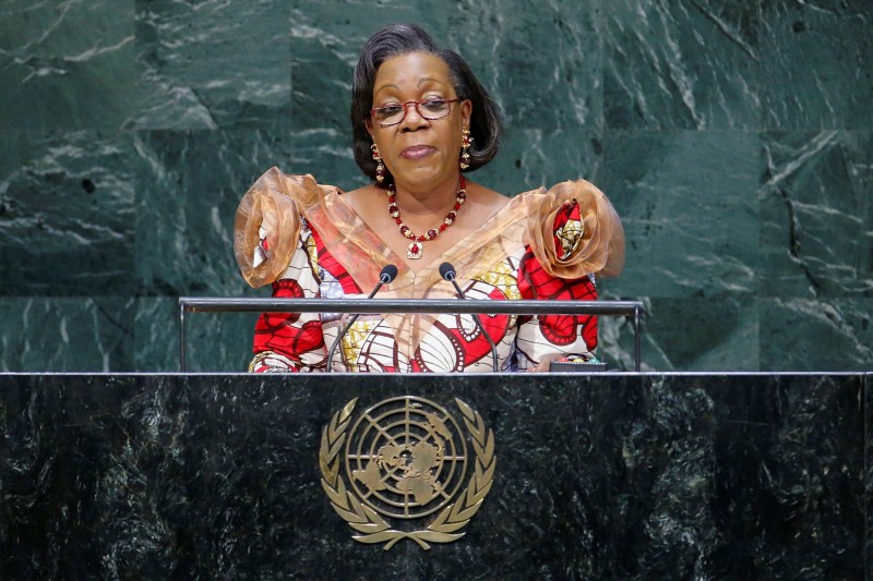 © Reuters. Central African Republic's interim President Samba-Panza addresses the 69th United Nations General Assembly at the U.N. headquarters in New York