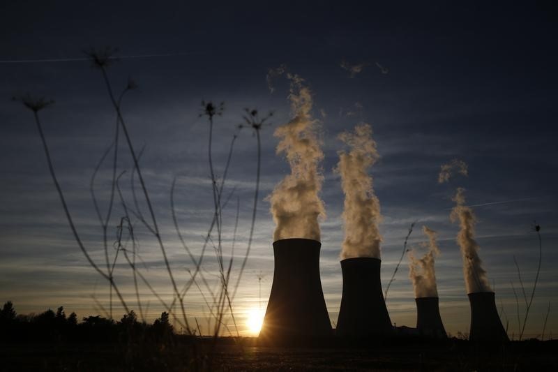 © Reuters. Steam rises at sunset from the cooling towers of the Dampierre nuclear power plant
