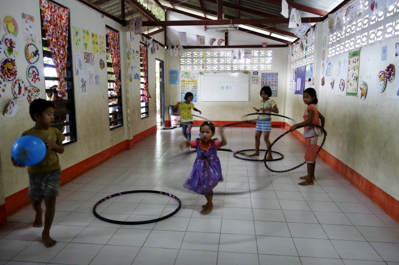 © Reuters. Refugee children from Myanmar play at the Mae Tao clinic in the bordering town of Mae Sot 