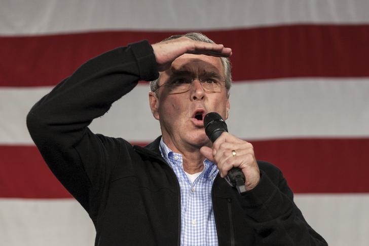 © Reuters. U.S. Republican presidential candidate Jeb Bush speaks at the Growth and Opportunity Party at the Iowa State Fairgrounds in Des Moines, Iowa