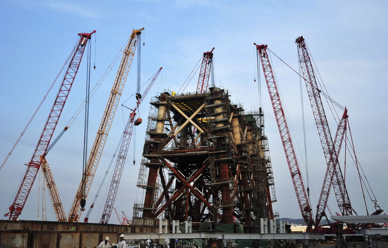 © Reuters. Строящаяся морская нефтяная платформа на заводе в Циндао 