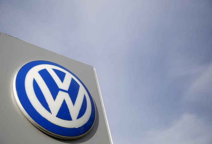 © Reuters. The logo of German carmaker Volkswagen is seen at a dealership in Glenview