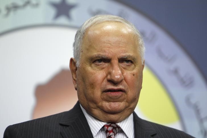 © Reuters. Iraqi Secular Shiite lawmaker Ahmed Chalabi speaks during a news conference in Baghdad