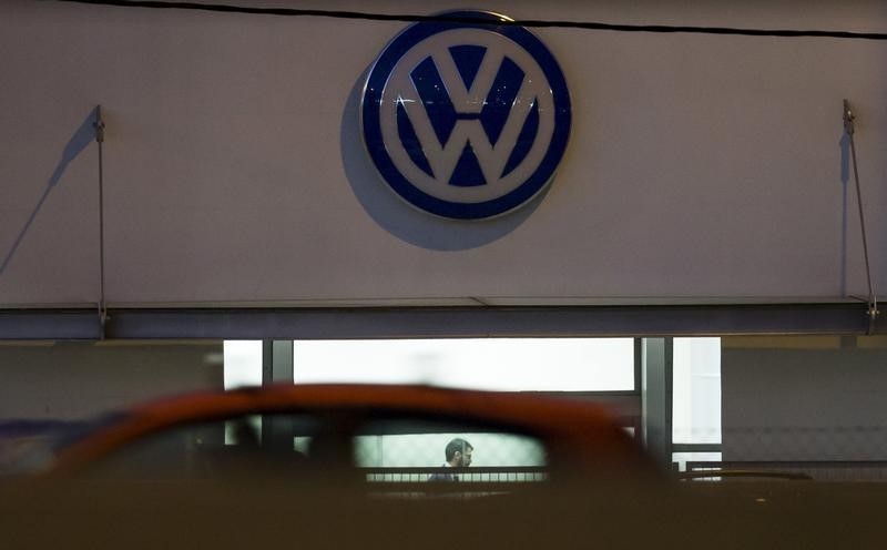 © Reuters. Il logo Volkswagen in un'officina 