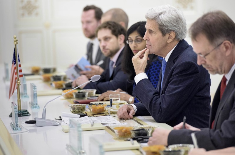 © Reuters. Kerry listens to an opening statement by Berdimuhamedov at the start of a meeting at the Oguzkhan Presidential Palace in Ashgabat 