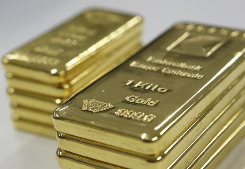 © Reuters. Слитки золота в офисе Banque Cantonale Vaudoise под Лозанной