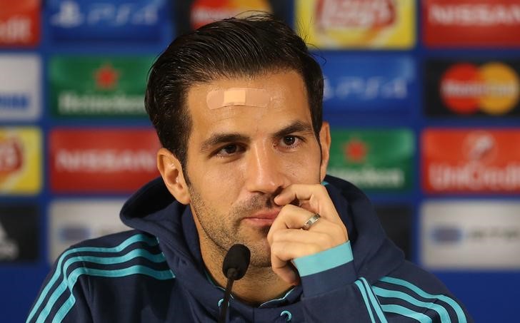 © Reuters. Meia do Chelsea Cesc Fàbregas durante entrevista coletiva a jornalistas em Portugal