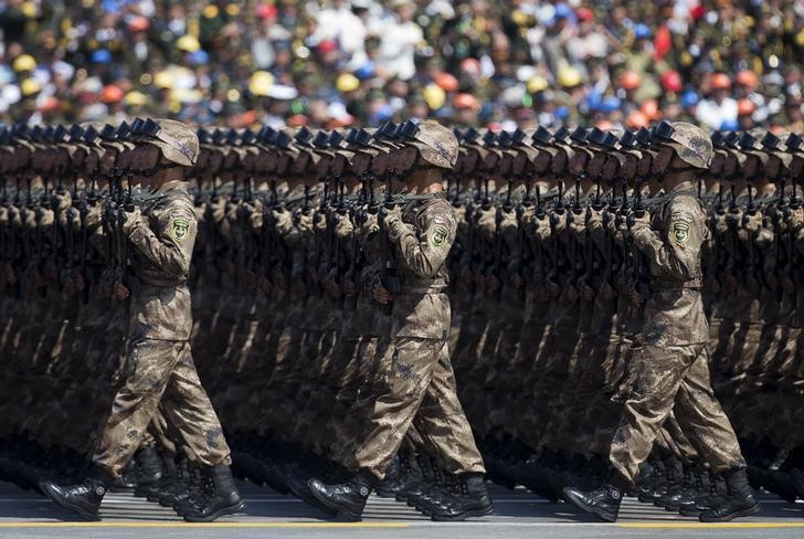 © Reuters. Soldados chineses marchando durante parada militar em Pequim