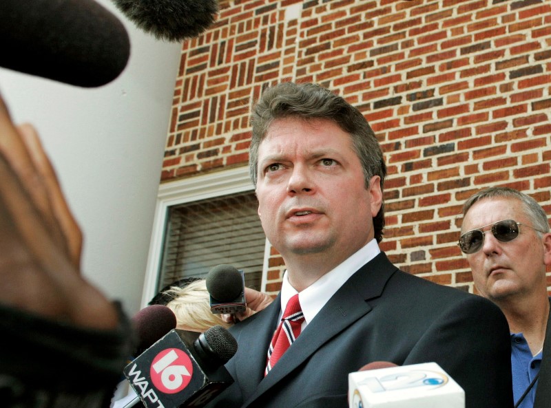 © Reuters. File photo of State of Mississippi Attorney General Jim Hood talking to reporters in Philadelphia