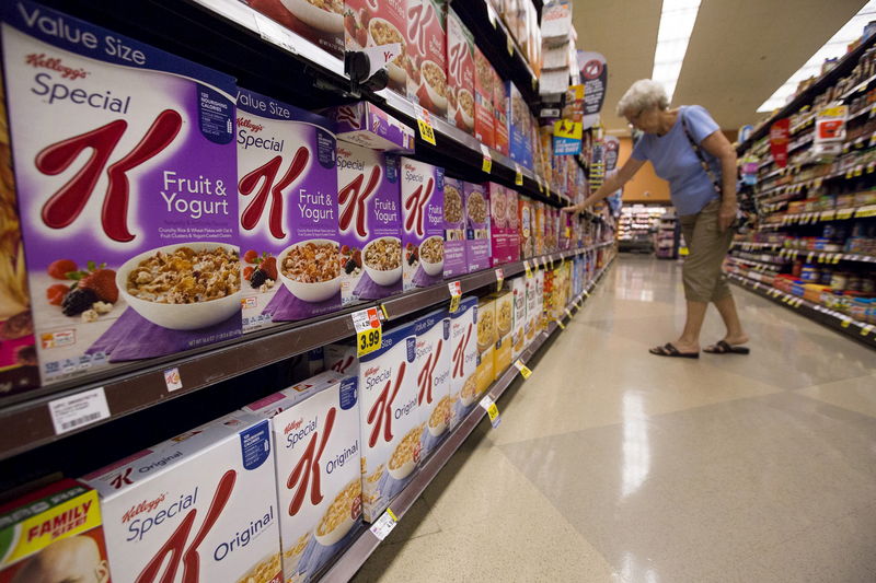 © Reuters. File photo of various types of Kellogg's cereals at a Ralphs grocery store in Pasadena