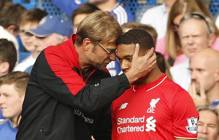 © Reuters. Técnico do Liverpool, Juergen Klopp, conversando com jogador Jordon Ibe, em partida contra o Chelsea