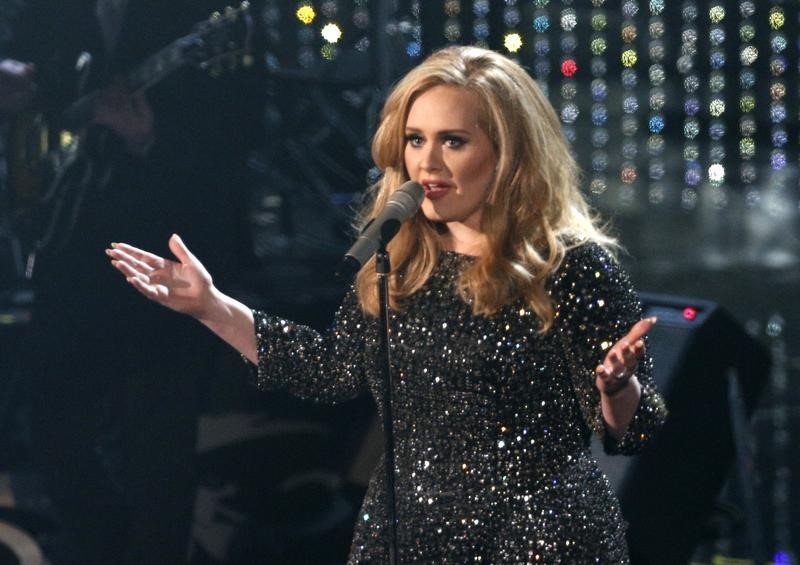 © Reuters. Cantora britânica Adele durante performance em Hollywood
